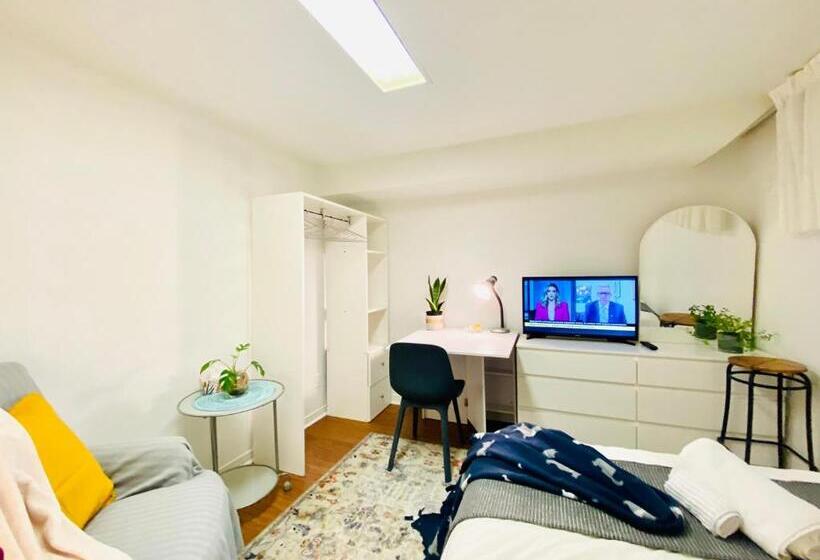 Toronto Bed & Breakfast   Free Parking, Subway Access