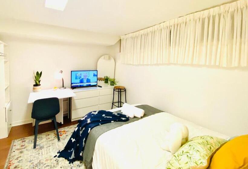 Toronto Bed & Breakfast   Free Parking, Subway Access