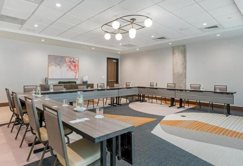 Cambria Hotel Austin Downtown