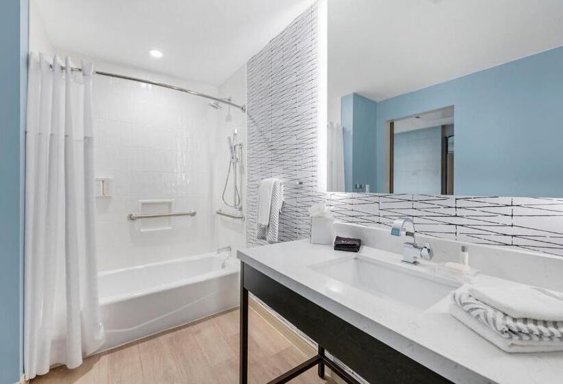 Cambria Hotel Austin Downtown