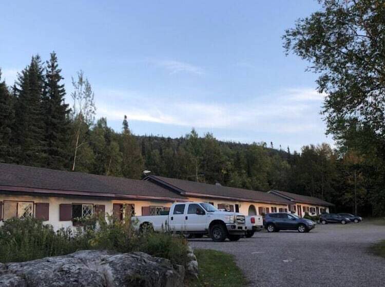 Coach House Motel 20 Km East Terrace Bay