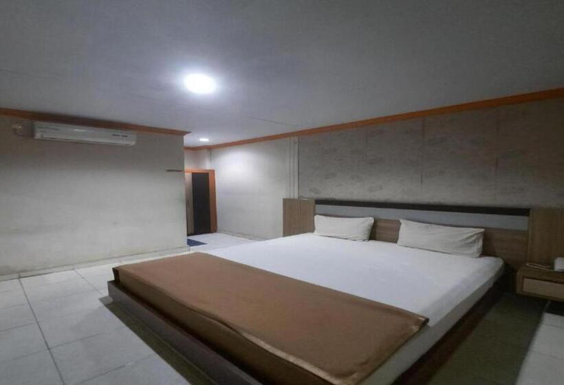 Collection O 93163 Hotel Grand Kartika