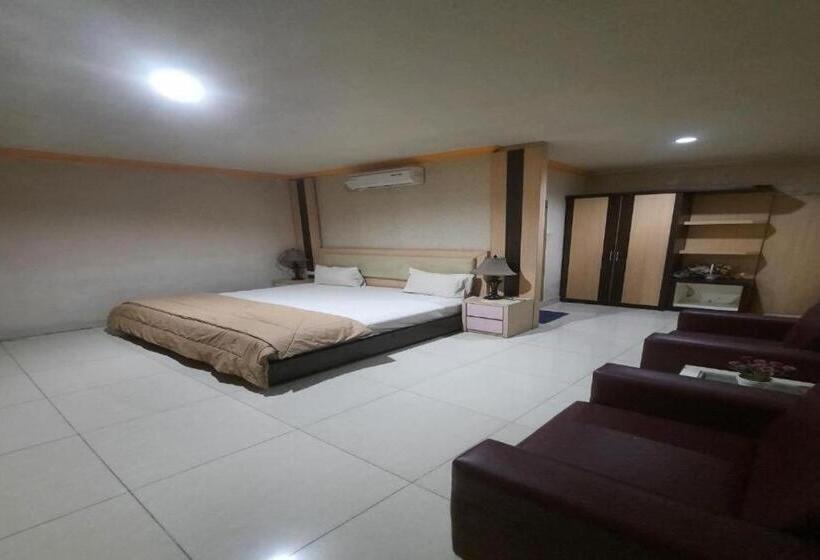 Collection O 93163 Hotel Grand Kartika