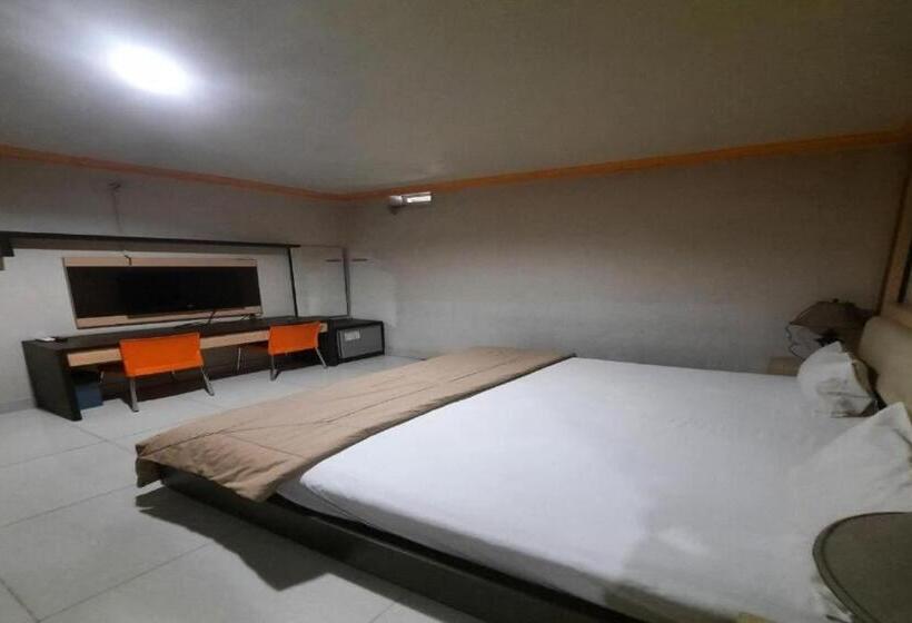 Collection O 93163 Hotel Grand Kartika