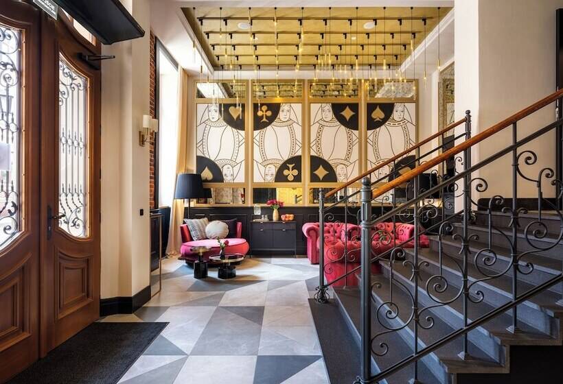 ホテル Golden Queen Deluxe Jacuzzi Apartments Old Town