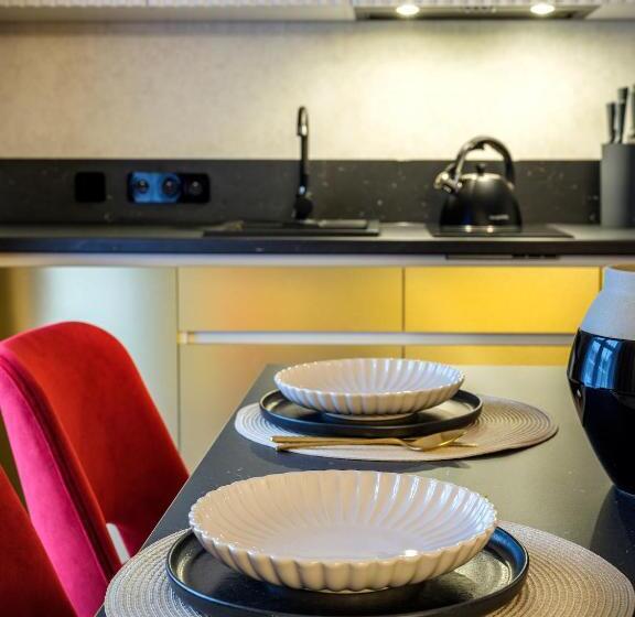 ホテル Golden Queen Deluxe Jacuzzi Apartments Old Town