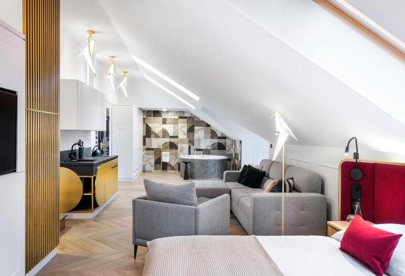 ホテル Golden Queen Deluxe Jacuzzi Apartments Old Town