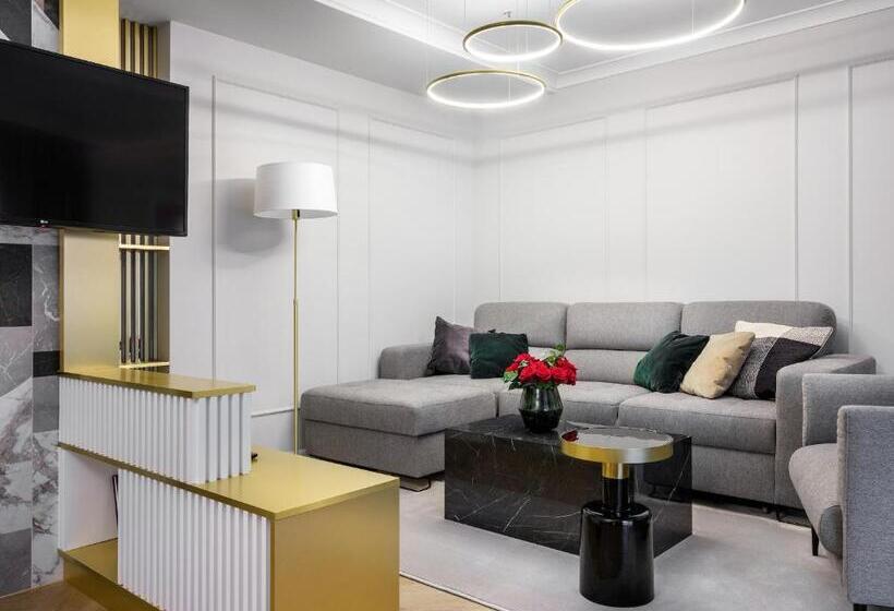 ホテル Golden Queen Deluxe Jacuzzi Apartments Old Town