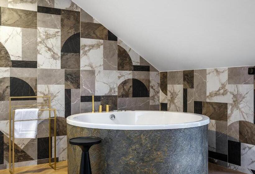 ホテル Golden Queen Deluxe Jacuzzi Apartments Old Town