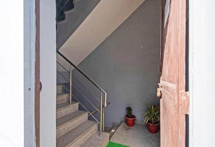 ホテル Oyo Flagship The Aana Inn