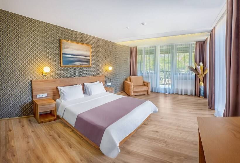 هتل Solo Grand Boshuri