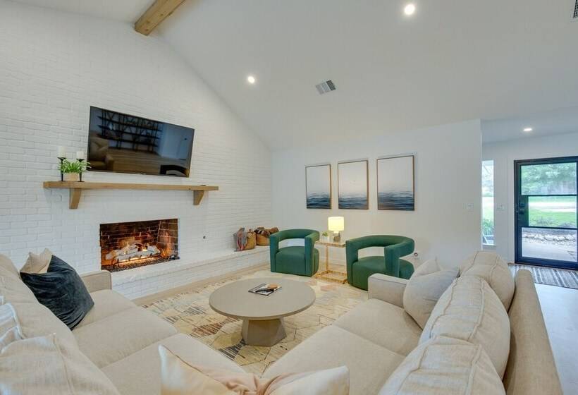 Private Dock: Lakefront Enchanted Oaks Retreat