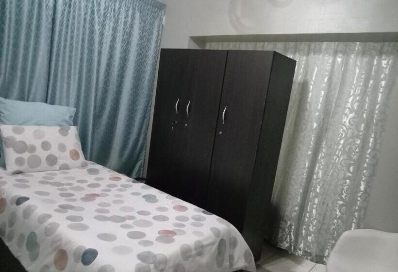 ペンション Family House