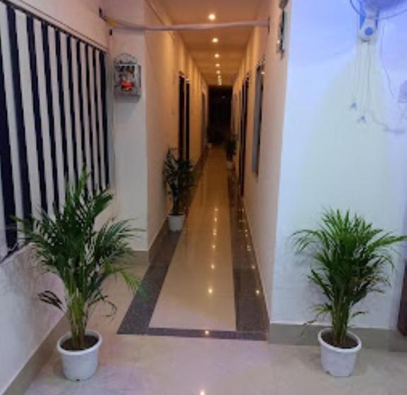 پانسیون Fabexpress Lakhi