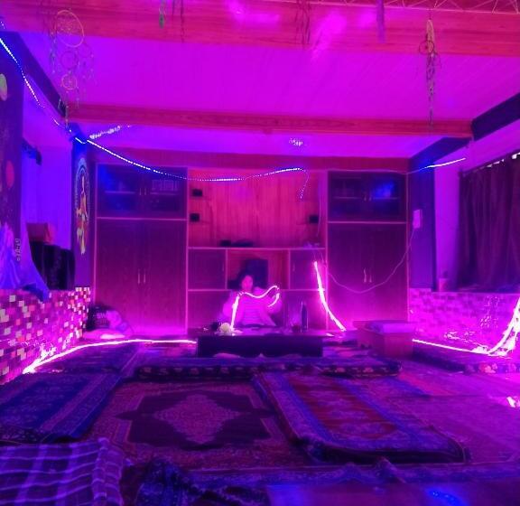 Pineview Hostel And Cafe