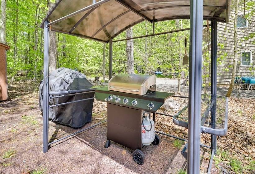 Fire Pit, Kayak & Gas Grill: Pocono Lake Home!