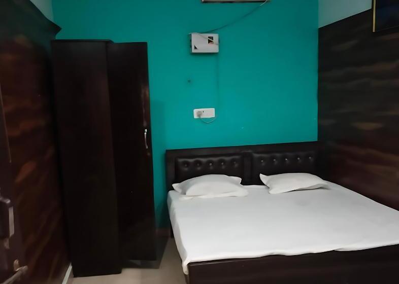 Shriveni Madhav Hotel Near Kalindi Floating Restaurant