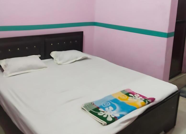 Shriveni Madhav Hotel Near Kalindi Floating Restaurant