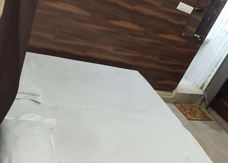 Shriveni Madhav Hotel Near Kalindi Floating Restaurant