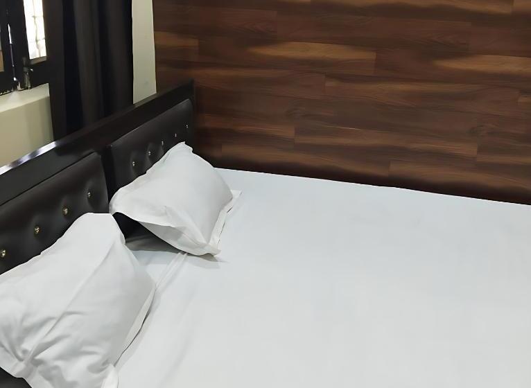 Shriveni Madhav Hotel Near Kalindi Floating Restaurant