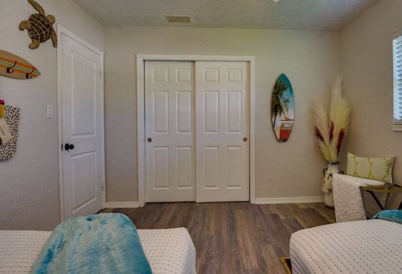 Sunny Home W/ Yard ~ 7 Mi To Anna Maria Island!