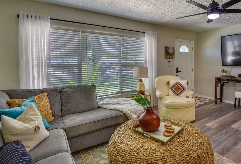 Sunny Home W/ Yard ~ 7 Mi To Anna Maria Island!