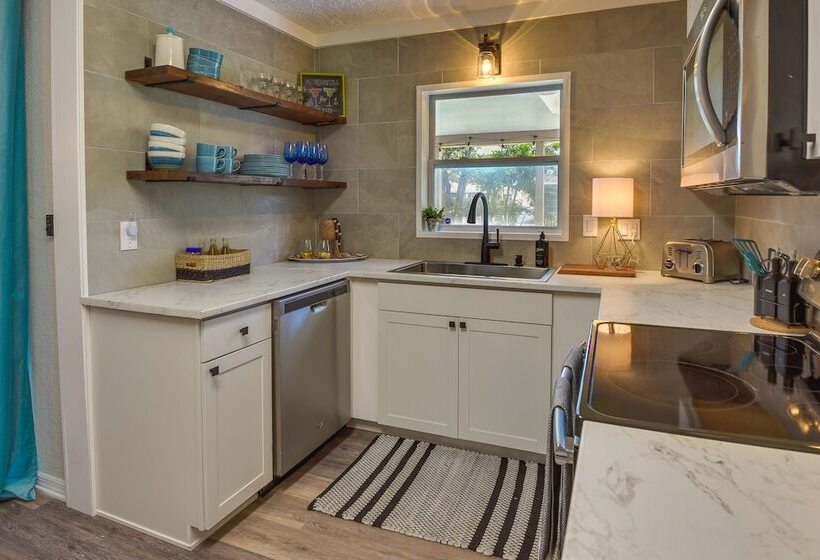 Sunny Home W/ Yard ~ 7 Mi To Anna Maria Island!