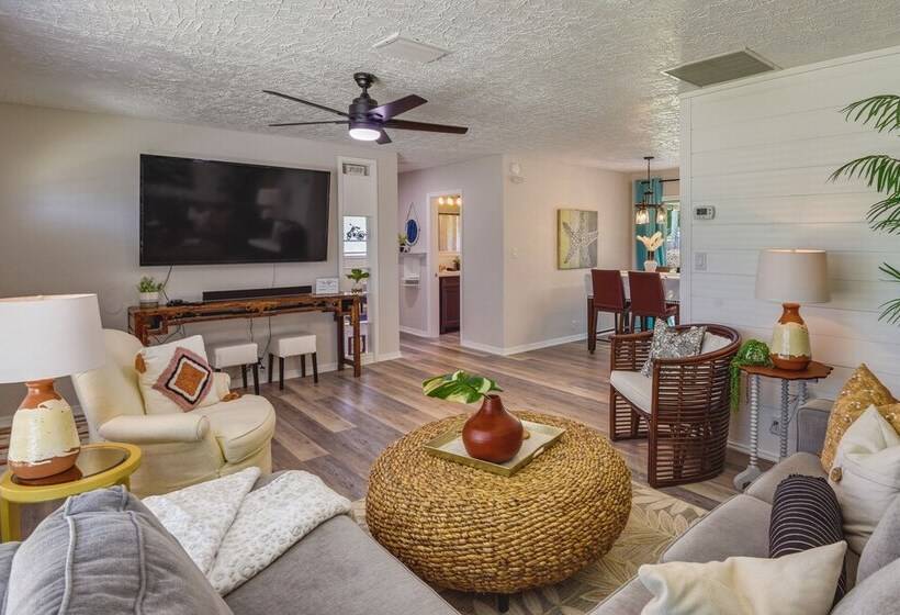 Sunny Home W/ Yard ~ 7 Mi To Anna Maria Island!