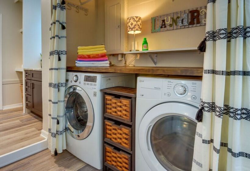 Sunny Home W/ Yard ~ 7 Mi To Anna Maria Island!