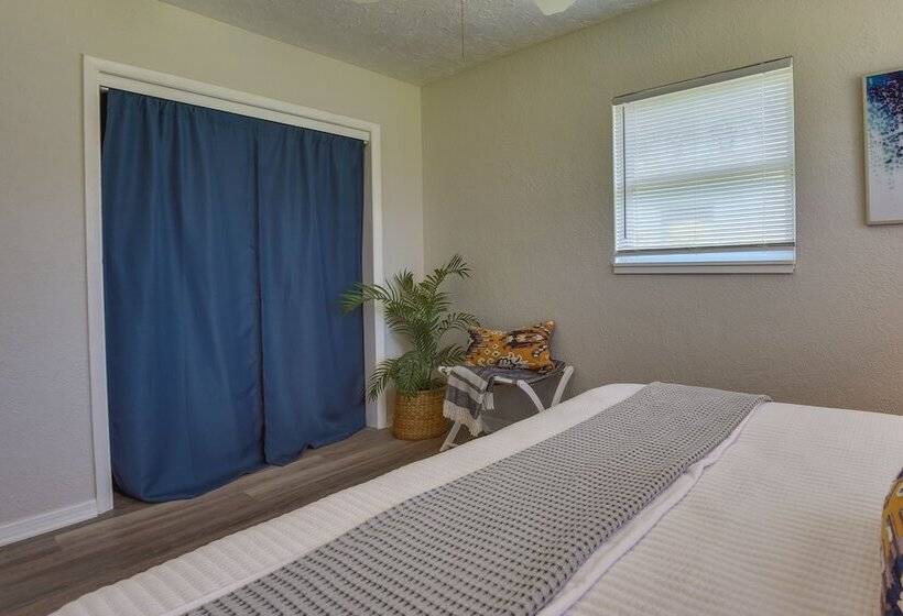 Sunny Home W/ Yard ~ 7 Mi To Anna Maria Island!