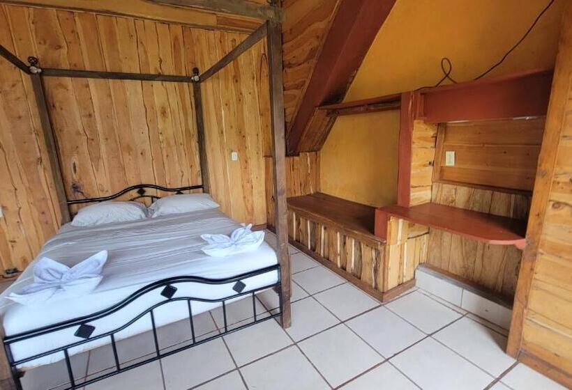 مبيت وإفطار Poas Volcano & La Paz Waterfall Cabins