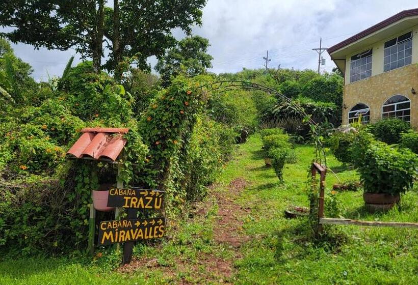 مبيت وإفطار Poas Volcano & La Paz Waterfall Cabins