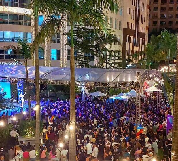 Eastwood Global Plaza Luxury Residences In 43rd Floor With City Sky View