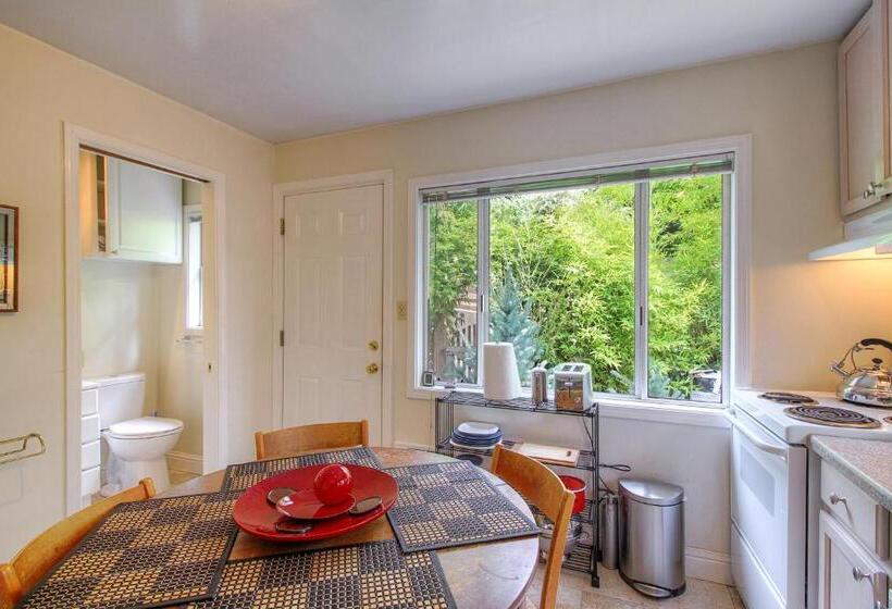 호텔 Downtown Cottage In The Woods