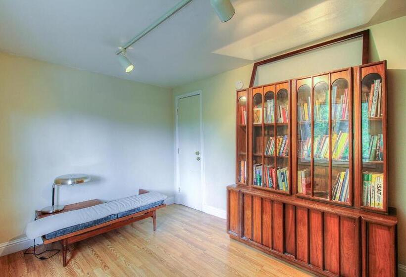 호텔 Downtown Cottage In The Woods