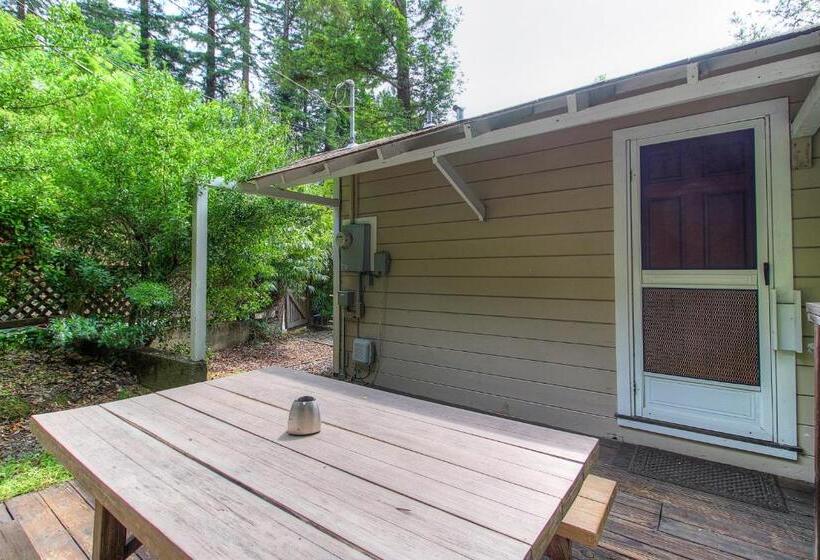 호텔 Downtown Cottage In The Woods