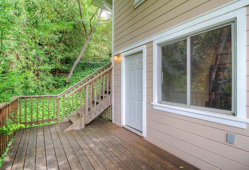 호텔 Downtown Cottage In The Woods