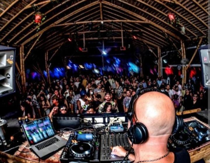 هتل Monatañita Hugos Place