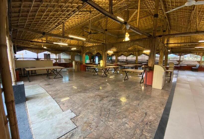 호텔 Retro Forest Resort Lonavala