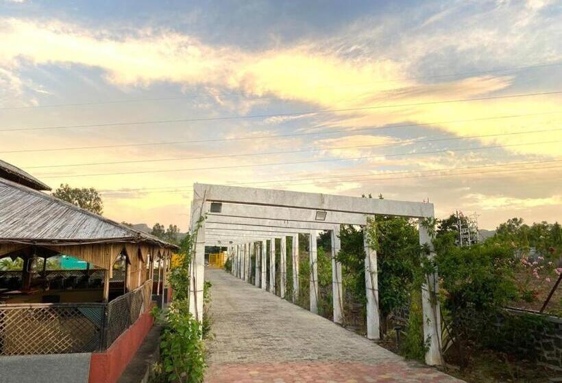 호텔 Retro Forest Resort Lonavala