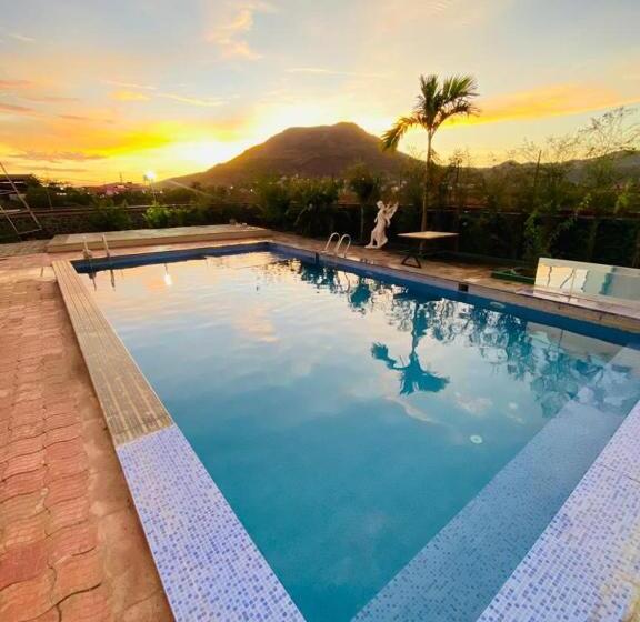 호텔 Retro Forest Resort Lonavala