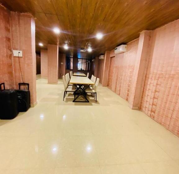 호텔 Retro Forest Resort Lonavala