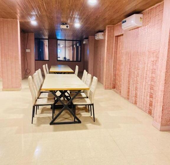 호텔 Retro Forest Resort Lonavala