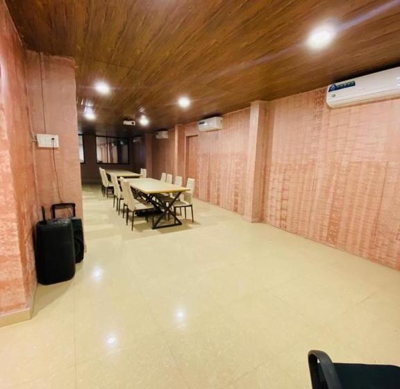 בית מלון כפרי Retro Forest Resort Lonavala