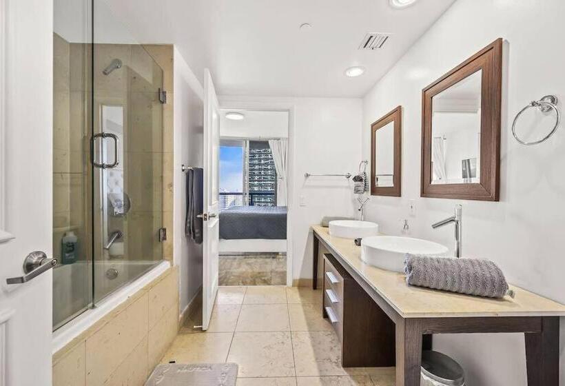 Icon & W Hotel / Waterfront / 20th Floor / Top Spa