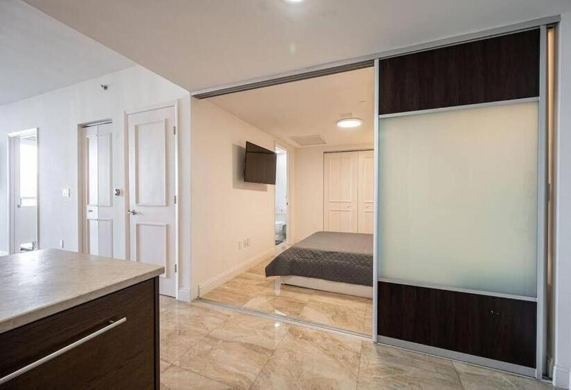 Icon & W Hotel / Waterfront / 20th Floor / Top Spa