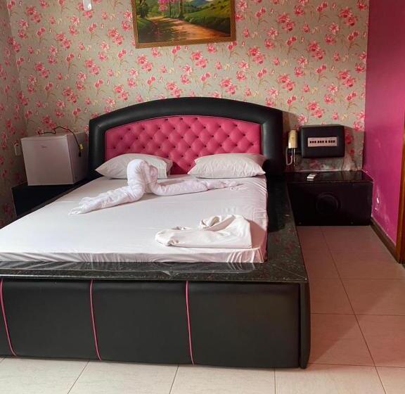 Lovely Motel   7,5km Do Santuario Nacional