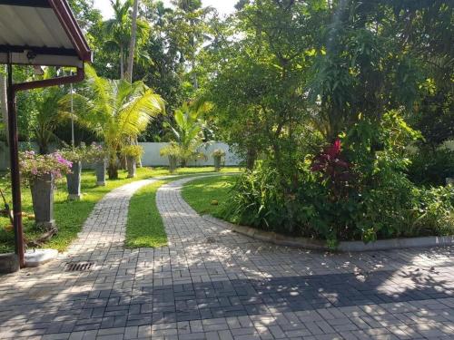 Пансион Birds Paradise Holiday Rooms Kamburugamuwa