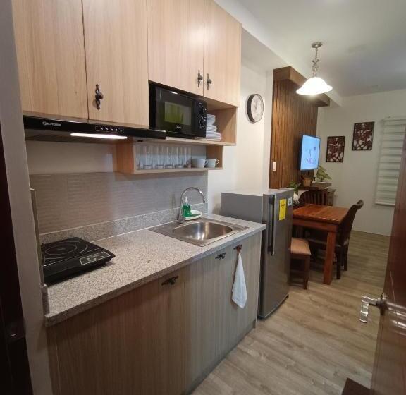 پانسیون Mesavirre Garden Residences