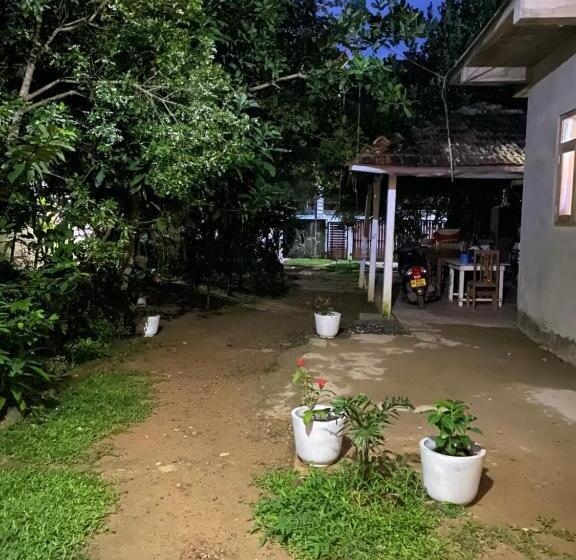 Пансион Talalla Ocean Beach Bungalow